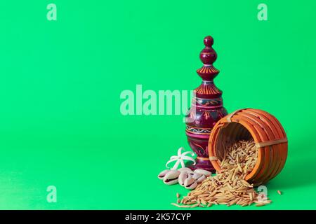 Laxmi puja essenziali per i rituali tenuti insieme. Riso grani di risone e altri oggetti che simboleggiano la dea delle ricchezze e prosperità durante laxmi puja o. Foto Stock