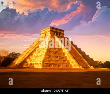EL CASTILLO KUKULKAN PIRAMIDE CHICHEN ITZA rovine maya Yucatan Messico Foto Stock