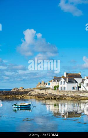 Francia, Finistere, Plobannalec-Lesconil, tappa sul sentiero costiero o GR 34 lunga distanza Foto Stock