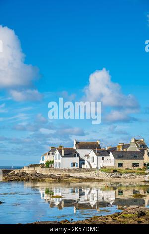 Francia, Finistere, Plobannalec-Lesconil, tappa sul sentiero costiero o GR 34 lunga distanza Foto Stock