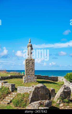 Francia, Finistere, Plouhinec, baia di Pors Poulhan, segna lo spartiacque tra Cap Sizun e Pays Bigouden, statua di la Bigoudène dello scultore René Quillivic Foto Stock