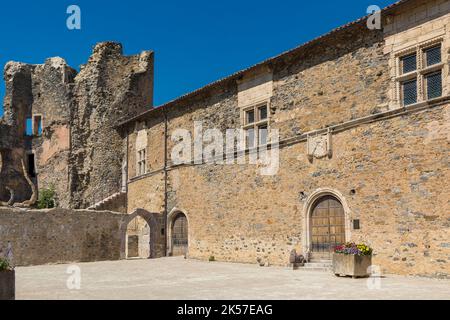 Francia, Hautes Alpes, Tallard, castello classificato come monumenti storici, cortile principale e prigione Foto Stock