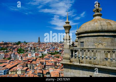 Portogallo, regione del Nord, Porto, centro storico dichiarato Patrimonio dell'Umanità dall'UNESCO, quartiere Ribeira, vista generale e la Torre di Clerigos (Torre dos Clerigos) costruita tra il 1754 e il 1763, in stile barocco italiano dalla Cattedrale di Porto Foto Stock