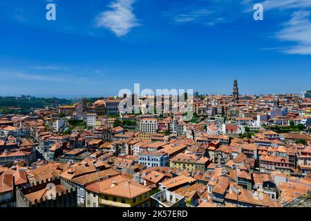 Portogallo, regione del Nord, Porto, centro storico dichiarato Patrimonio dell'Umanità dall'UNESCO, quartiere Ribeira, vista generale e la Torre di Clerigos (Torre dos Clerigos) costruita tra il 1754 e il 1763, in stile barocco italiano dalla Cattedrale di Porto Foto Stock