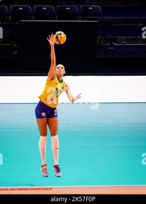 ROTTERDAM, PAESI BASSI - 6 OTTOBRE: Gabriela Braga Guimaraes del Brasile serve durante la partita di Pool e fase 2 tra Brasile e Porto Rico il giorno 13 del Campionato Mondiale di Volley FIVB 2022 al Rotterdam Ahoy il 6 ottobre 2022 a Rotterdam, Paesi Bassi (Foto di René Nijhuis/Orange Pictures) Foto Stock