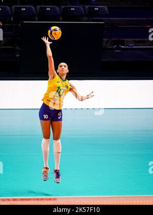 ROTTERDAM, PAESI BASSI - 6 OTTOBRE: Gabriela Braga Guimaraes del Brasile serve durante la partita di Pool e fase 2 tra Brasile e Porto Rico il giorno 13 del Campionato Mondiale di Volley FIVB 2022 al Rotterdam Ahoy il 6 ottobre 2022 a Rotterdam, Paesi Bassi (Foto di René Nijhuis/Orange Pictures) Foto Stock