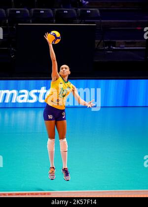 ROTTERDAM, PAESI BASSI - 6 OTTOBRE: Gabriela Braga Guimaraes del Brasile serve durante la partita di Pool e fase 2 tra Brasile e Porto Rico il giorno 13 del Campionato Mondiale di Volley FIVB 2022 al Rotterdam Ahoy il 6 ottobre 2022 a Rotterdam, Paesi Bassi (Foto di René Nijhuis/Orange Pictures) Foto Stock