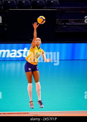 ROTTERDAM, PAESI BASSI - 6 OTTOBRE: Gabriela Braga Guimaraes del Brasile serve durante la partita di Pool e fase 2 tra Brasile e Porto Rico il giorno 13 del Campionato Mondiale di Volley FIVB 2022 al Rotterdam Ahoy il 6 ottobre 2022 a Rotterdam, Paesi Bassi (Foto di René Nijhuis/Orange Pictures) Foto Stock