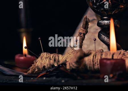 Composizione stregoneria con candele bruciate, gioielli e pentagramma simbolo. Halloween e concetto occulto, rituale magia nera. Foto Stock