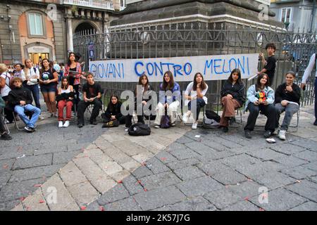 Nel cuore del centro storico di Napoli, in Piazza San Domenico, Assemblea pubblica dei giovani studenti il 4 ottobre 2022. La protesta è stata firmata dal gruppo 'giovani contro la Meloni'. In una nota stampa e poi in assemblea hanno detto che Giorgia Meloni (leader del Partito 'Fratelli d'Italia' e candidato ad essere il nuovo primo Ministro) e la sua coalizione di destra non rappresentano il futuro che questa generazione vuole. I giovani si sentono minacciati dai loro diritti e dalle loro libertà. (Foto di Pasquale Senatore/Pacific Press/Sipa USA) Foto Stock