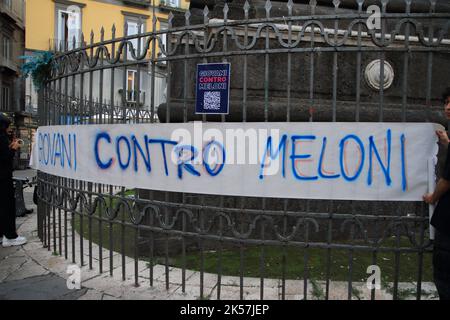 Nel cuore del centro storico di Napoli, in Piazza San Domenico, Assemblea pubblica dei giovani studenti il 4 ottobre 2022. La protesta è stata firmata dal gruppo 'giovani contro la Meloni'. In una nota stampa e poi in assemblea hanno detto che Giorgia Meloni (leader del Partito 'Fratelli d'Italia' e candidato ad essere il nuovo primo Ministro) e la sua coalizione di destra non rappresentano il futuro che questa generazione vuole. I giovani si sentono minacciati dai loro diritti e dalle loro libertà. (Foto di Pasquale Senatore/Pacific Press/Sipa USA) Foto Stock