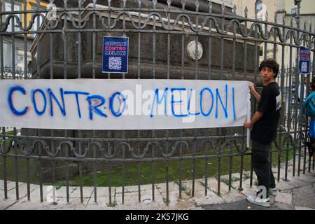 Nel cuore del centro storico di Napoli, in Piazza San Domenico, Assemblea pubblica dei giovani studenti il 4 ottobre 2022. La protesta è stata firmata dal gruppo 'giovani contro la Meloni'. In una nota stampa e poi in assemblea hanno detto che Giorgia Meloni (leader del Partito 'Fratelli d'Italia' e candidato ad essere il nuovo primo Ministro) e la sua coalizione di destra non rappresentano il futuro che questa generazione vuole. I giovani si sentono minacciati dai loro diritti e dalle loro libertà. (Foto di Pasquale Senatore/Pacific Press/Sipa USA) Foto Stock