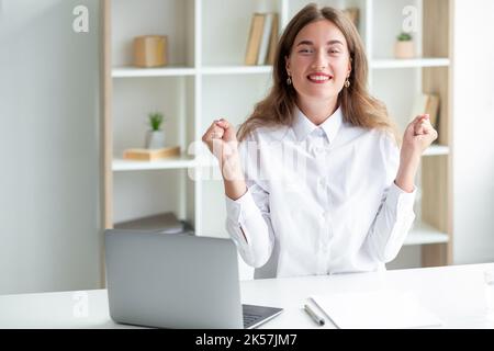 expressive joy office felice donna lavoro ispirazione Foto Stock