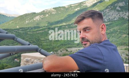 ritratto di un uomo sullo sfondo delle montagne. Spazio di copia Foto Stock