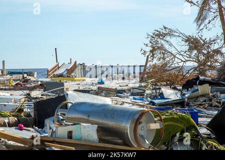 Sanibel Island, Stati Uniti. 03rd Ott 2022. Mucchi di detriti in cui case e aziende una volta si trovavano lungo il fronte spiaggia dopo l'uragano Ian, 3 ottobre 2022 a Sanibel Island, Florida. Credit: Major Grace Geiger/US Army/Alamy Live News Foto Stock