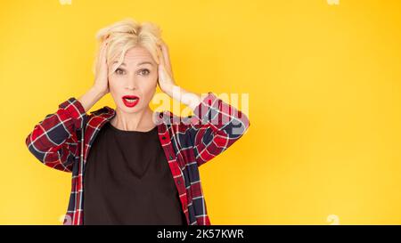 espressione incredibile donna confusa scioccata Foto Stock