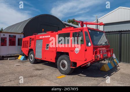 Un motore antincendio aeroportuale Scammell Mk 10 e (JBW 525Y) presso il RAF Manston History Museum, Ramsgate, Kent, Regno Unito. Foto Stock