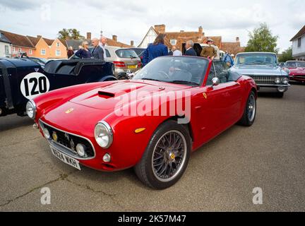 Ferrari 250 replica W624 WKH al di fuori della Guildhall a Lavenham in un rally nel 2022 Foto Stock