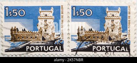 Foto di due francobolli portoghesi Uniti con un'illustrazione della Torre Belem Lisbona Paesaggi e Monumenti serie 1972 Foto Stock