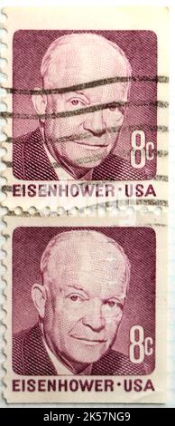 Foto di due francobolli americani Uniti con un'illustrazione del presidente Dwight David Eisenhower emesso nel 1971 Foto Stock