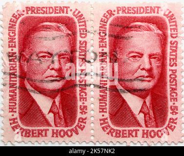 Foto di due francobolli Uniti USPS con un ritratto del presidente Herbert Clark Hoover pubblicato nel 1965 Foto Stock
