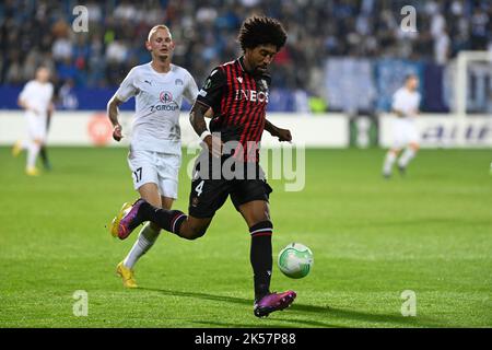 Uherske Hradiste, Repubblica Ceca. 06th Ott 2022. Ondrej Mihalik di Slovacko, a sinistra, e Dante di Nizza in azione durante la UEFA Conference League, 3rd turno, Gruppo D partita 1. FC Slovacko vs OGC Nice a Uherske Hradiste, Repubblica Ceca, 6 ottobre 2022. Credit: Galibor Gluck/CTK Photo/Alamy Live News Foto Stock