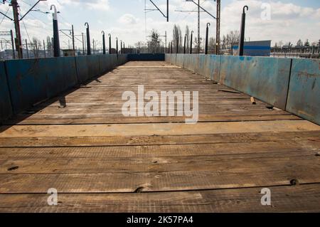 Carrozze ferroviarie, infrastrutture ferroviarie, binari, rotaie e cavi di alimentazione sui binari. Foto Stock