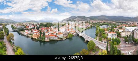 Veduta aerea della città di Trebinje e del fiume Trebisnjica, Republika Srpska, Bosnia-Erzegovina Foto Stock