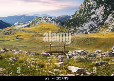 Panca in legno con vista sulla montagna a fine estate o autunno. Parco Nazionale Durmitor, Montenegro. Tempo di tramonto, messa a fuoco selettiva Foto Stock