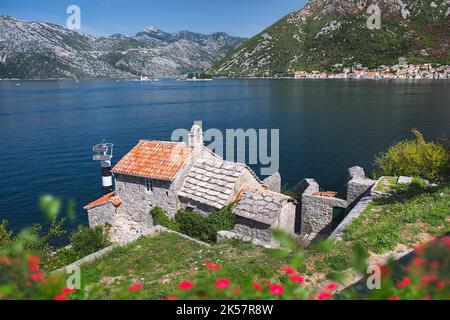 Bella vista della baia di Boka Kotorska e della chiesa di Gospa od Anđela (nostra Signora degli Angeli), Lepetane, Montenegro Foto Stock