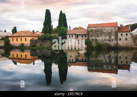 Città vecchia di Trebinje. Vista sul centro storico di Trebinje e sul fiume Trebisnjica con splendidi riflessi. Tempo di tramonto, esposizione prolungata, focus selettivo Foto Stock