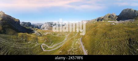 Parco Nazionale Durmitor. Strada tortuosa vista dal passo di Sedlo nel Parco Nazionale Durmitor, Montenegro in tarda estate. Vista aerea del drone Foto Stock