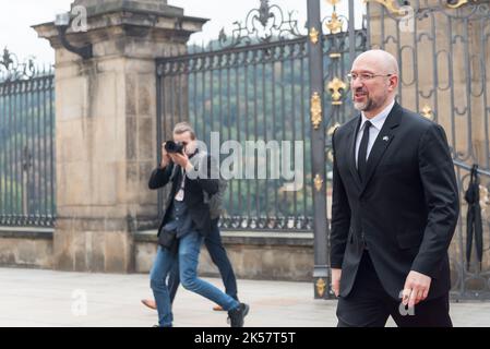 Praga, Repubblica Ceca. 06th Ott 2022. Il primo ministro ucraino, Denys Shmyhal, ha visto prima del vertice della Comunità politica europea a Praga. Si tratta del primo incontro di un formato più ampio di Stati membri dell'Unione europea e di altri paesi europei in tutto il continente. Credit: SOPA Images Limited/Alamy Live News Foto Stock