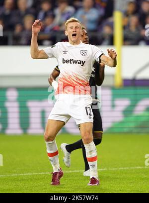 Flynn Downes di West Ham United reagisce dopo un tentativo mancato durante la partita della UEFA Europa Conference League al Lotto Park, Anderlecht. Data immagine: Giovedì 6 ottobre 2022. Foto Stock