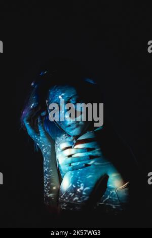 donna abuso creativo ritratto donna in luce blu Foto Stock