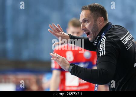 Norimberga, Germania. 06th Ott 2022. Pallamano: Bundesliga, HC Erlangen - Bergischer HC, giorno 7 all'Arena Nürnberger Versicherung. L'allenatore di Erlangen Raul Alonso gesta a margine. Credit: Daniel Karmann/dpa/Alamy Live News Foto Stock