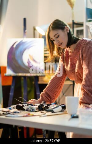 pittura hobby artista d'arte moderna donna in studio Foto Stock