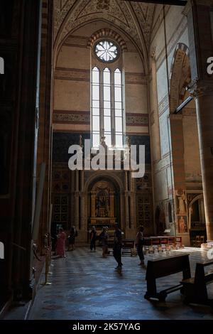 Verona, Italia - 13 luglio 2022 - la Basilica di Sant'Anastasia esempio di stile gotico italiano in un pomeriggio estivo soleggiato Foto Stock