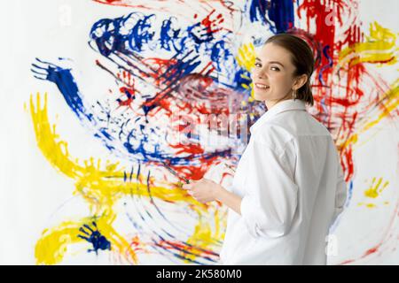 pittura a mano arte terapia donna astratto arte Foto Stock