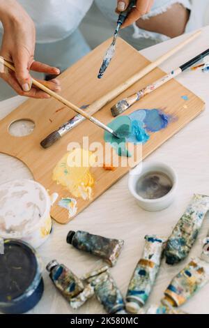 la pittura fornisce la vernice acrilica delle mani dell'hobby dell'arte Foto Stock