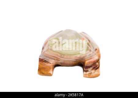 Una rana fatta di onice portando Buona fortuna. Isolato sopra il bakcground bianco. Primo piano. Foto Stock