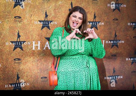 Amburgo, Germania. 06th Ott 2022. Alina Wichmann, cantante, arriva attraverso il Red Carpet per la prima tedesca del musical 'Hamilton' all'Operettenhaus Hamburg. La produzione musicale sull'ascesa e la caduta del padre fondatore americano Alexander Hamilton è accompagnata da un mix di stili musicali molto diversi, come rap, hip hop, R&B, pop, anima e jazz. Credit: Christian Charisius/dpa/Alamy Live News Foto Stock