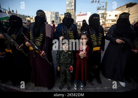 Territori palestinesi, striscia di Gaza. Ottobre 06th 2022. I combattenti armati delle Brigate di al-Quds, l'ala militare della Jihad islamica, partecipano a una parata militare anti-Israele nel 35th° anniversario del lancio del movimento della Jihad islamica a Khan Yunis, nella parte meridionale di Gaza. Foto Stock