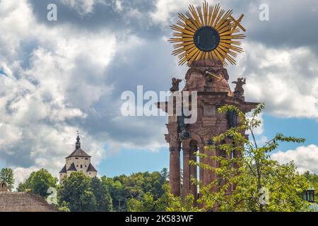 Colonna della peste con il nuovo castello a Banska Stiavnica, Slovacchia, Europa. Foto Stock