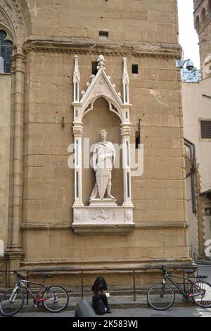 San Giorgio di Donatello in una nicchia muraria della Chiesa e del Museo di Orsanmichele a Firenze Foto Stock