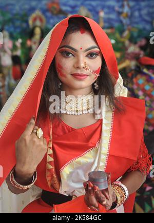 Dhaka, Bangladesh. 6th ottobre 2022. Bijaya Dashami è stata celebrata con gioia nella Hazaribagh Sweeper Colony di Dhaka. Foto Stock