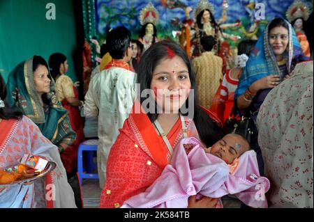 Dhaka, Bangladesh. 6th ottobre 2022. Bijaya Dashami è stata celebrata con gioia nella Hazaribagh Sweeper Colony di Dhaka. Foto Stock