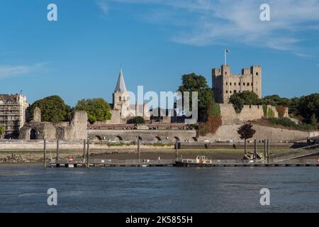 La Cattedrale di Rochester e il Castello di Rochester si affacciano sul fiume Medway, Rochester, Kent, Regno Unito. Foto Stock