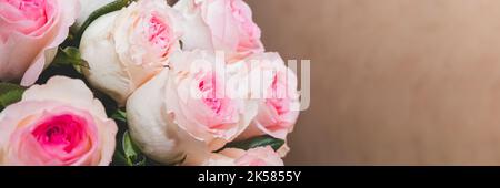 O'hara rosa bianco rosa. Un bouquet di rose rosa. Regalo per San Valentino. Ramo rosa su sfondo sfocato. Vacanza, biglietto di auguri. Spazio copia Foto Stock