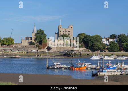 La Cattedrale di Rochester e il Castello di Rochester si affacciano sul fiume Medway, Rochester, Kent, Regno Unito. Foto Stock